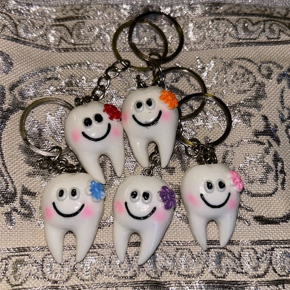 Tooth Keychains (18 pieces) - Picture 2 of 2